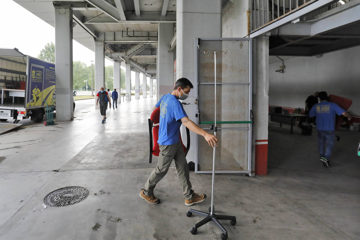 Fotos: El Molinón toma el relevo del Palacio de los Deportes como punto de vacunación