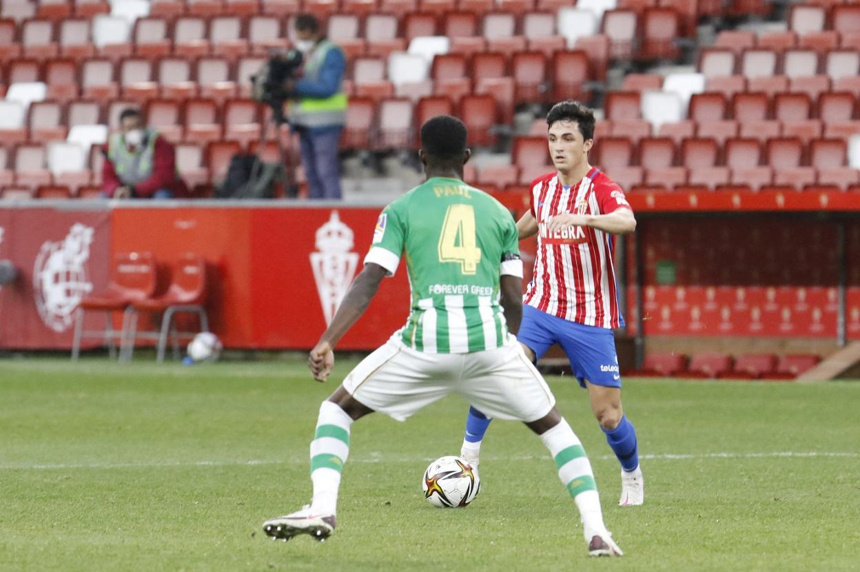 Manu, en el partido de Copa del Rey disputado hace unos meses en El Molinón, frente al Betis, encarando al centrocampista Paul. 