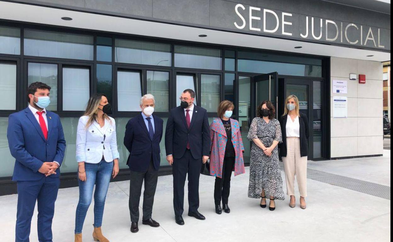 Barbón (centro) visita la nueva sede judicial de Valdés.