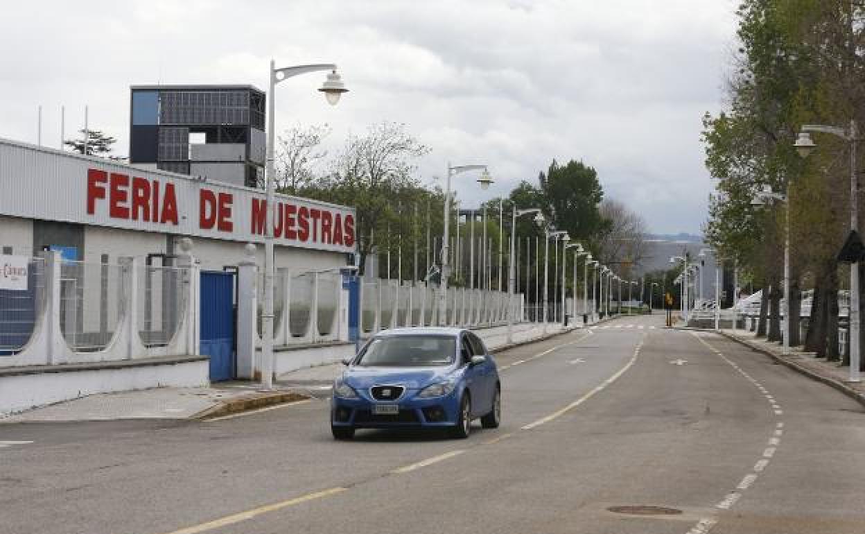 Un coche circula por el paseo del Doctor Fleming en una imagen de archivo.