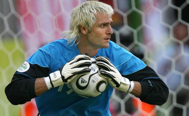 Santi Cañizares agarra el balón durante un partido de la selección española. 