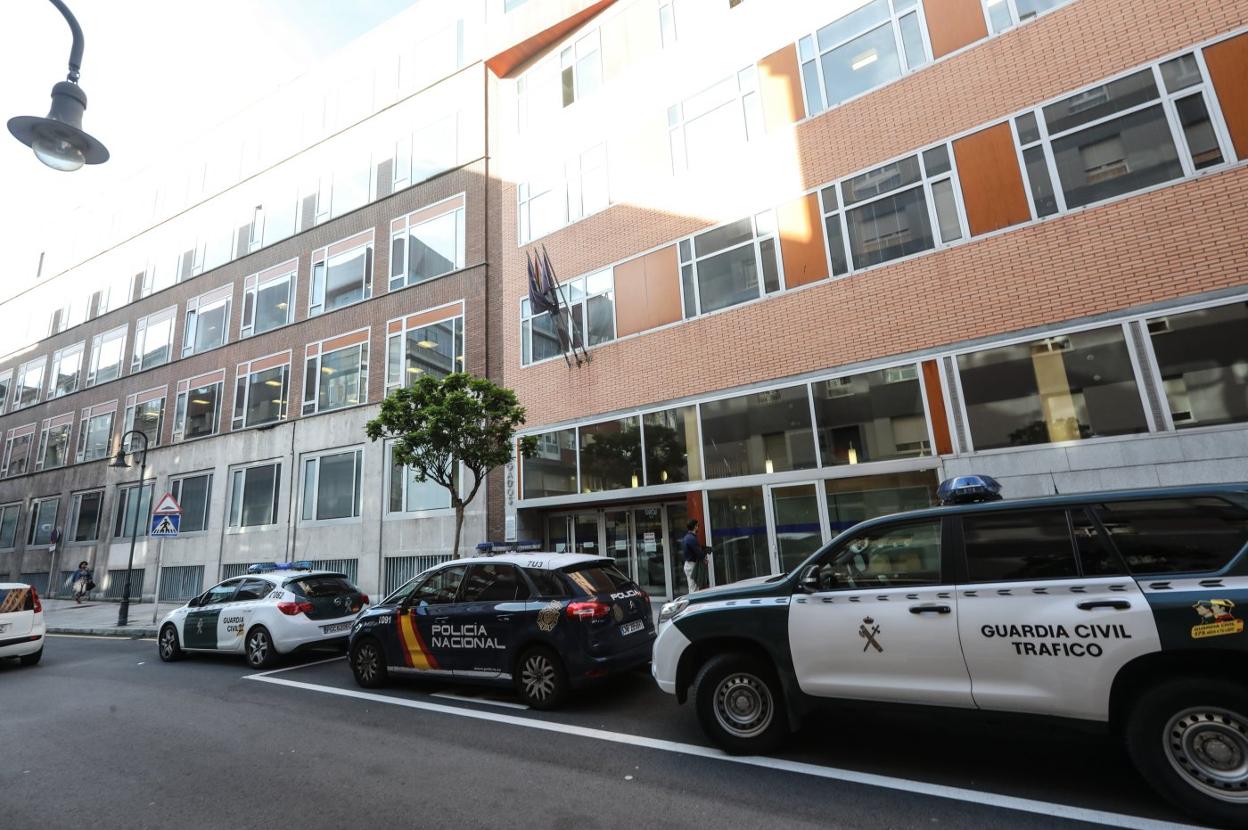 Vehículos policiales a la entrada del palacio de justicia de Avilés.