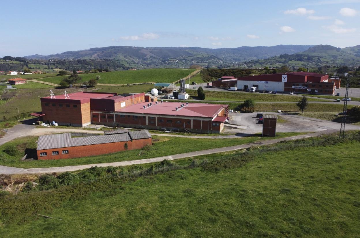 Instalaciones de la antigua cárnica Famila, en Granda, donde pretenden levantar la nueva ITV. 