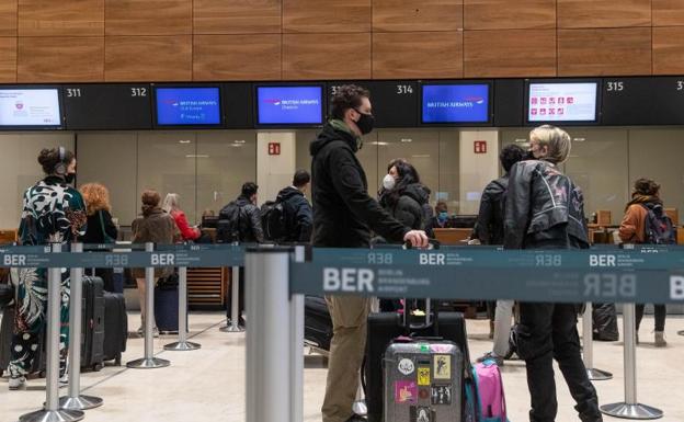 Viajeros en el aeropuerto de Berlín. 