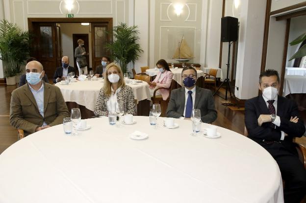 En la foto, Gonzalo Canga (Ayuntamiento de Gijón), Adela Garrido (Gijón Impulsa), Daniel González (Invesmark) y Julio Valle (EL COMERCIO). En el vídeo, las Jornadas de Gijón Azul 