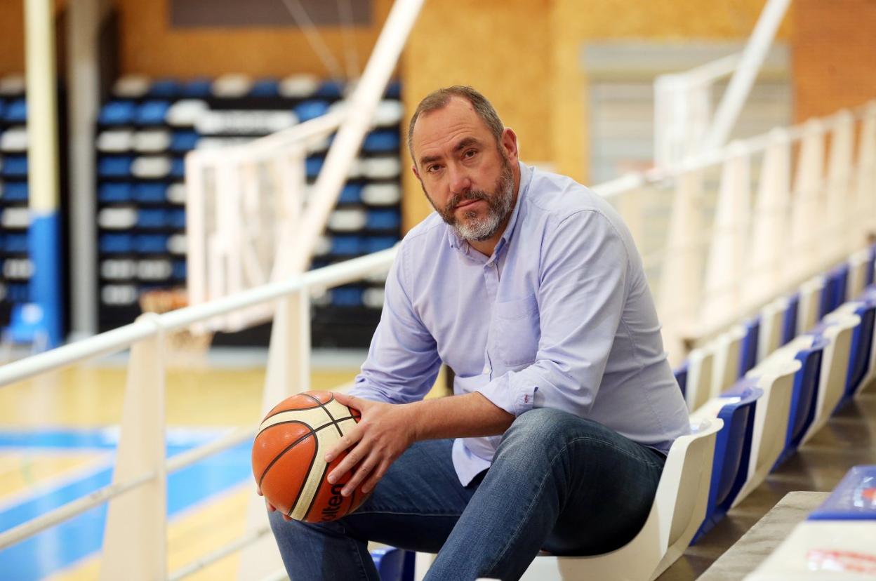 Héctor Galán, sentado en una de las gradas del Polideportivo de Pumarín, sede del Liberbank Oviedo Baloncesto.