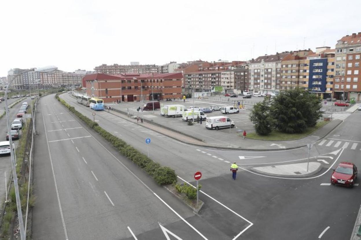 Sanz Crespo, vista desde el viaducto de Carlos Marx con en el entronque donde se corta la calle. 