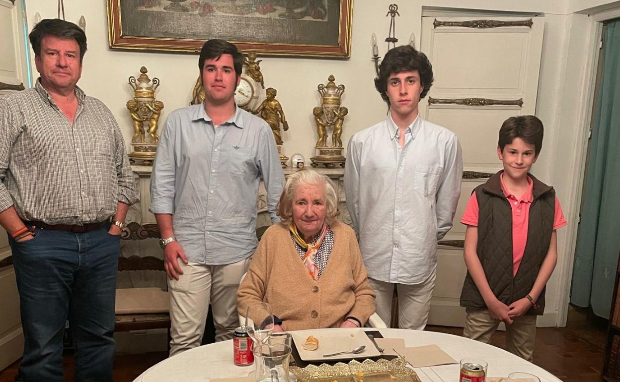 Tres generaciones. Morenés, con su sobrino Miguel Morenés y sus sobrinos nietos Jorge, Nicolás y Felipe. 