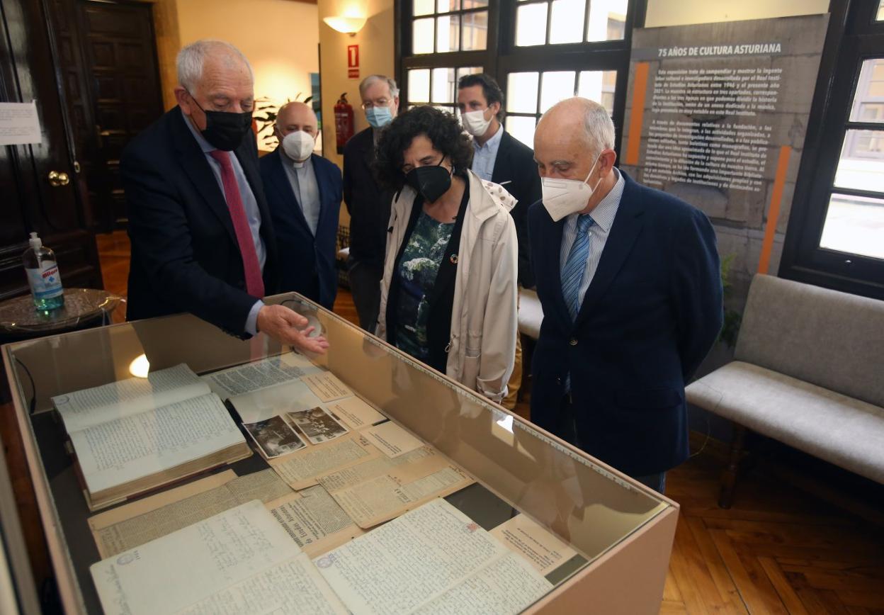 El director del Ridea, Ramón Rodríguez, muestra a Berta Piñán algunos de los documentos de la exposición, bajo la atenta mirada de otros miembros de la institución. 