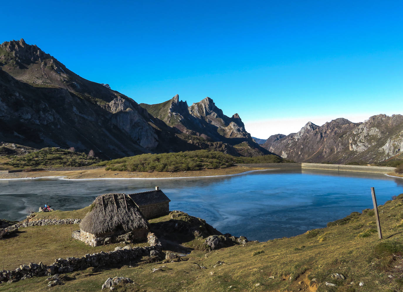 Se cumplen 33 años desde que Somiedo fue declarado Parque Natural en 1988. Se trata de uno de los espacios protegidos mejor conservados y más importantes de Asturias, ya que desde el año 2000 es considerado Reserva de la Biosfera. Un espacio de naturaleza pura en el que sus paisajes, su fauna, su flora, su gastronomía y sus gentes hacen de este rincón un lugar privilegiado.