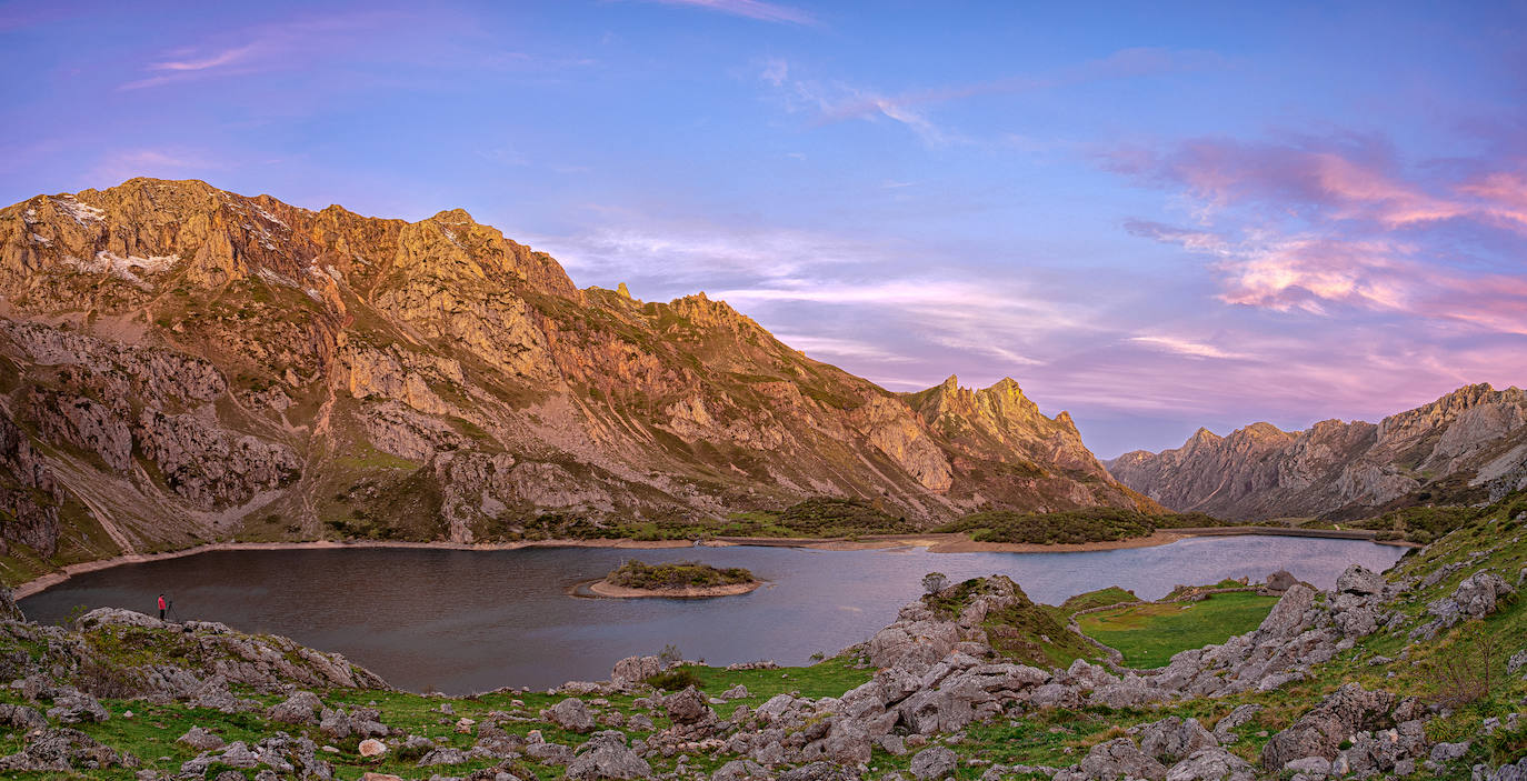 Se cumplen 33 años desde que Somiedo fue declarado Parque Natural en 1988. Se trata de uno de los espacios protegidos mejor conservados y más importantes de Asturias, ya que desde el año 2000 es considerado Reserva de la Biosfera. Un espacio de naturaleza pura en el que sus paisajes, su fauna, su flora, su gastronomía y sus gentes hacen de este rincón un lugar privilegiado.