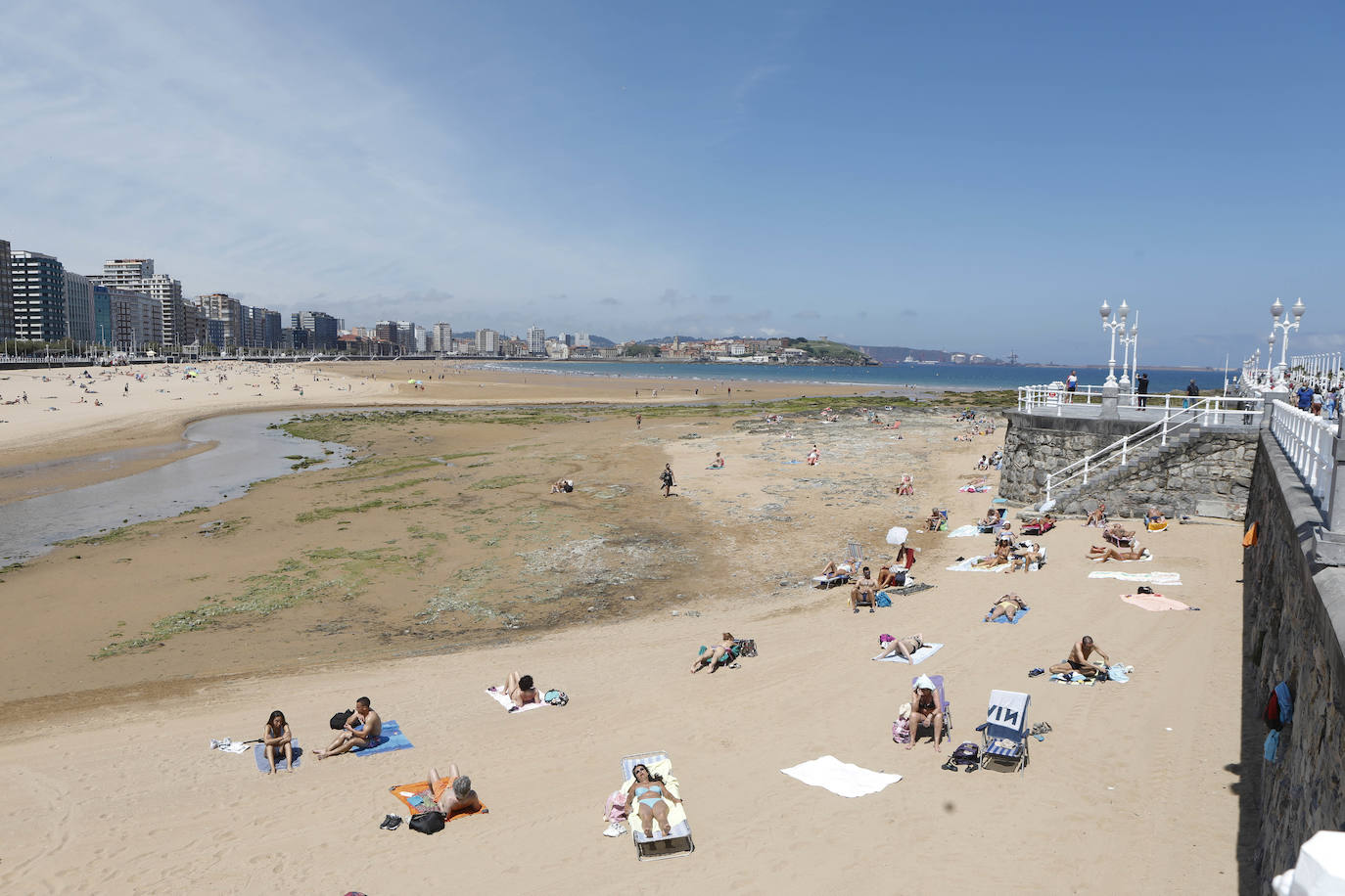 Los asturianos han aprovechado la llegada del buen tiempo a Gijón y han acudido al principal arenal de la ciudad, la playa de San Lorenzo. 