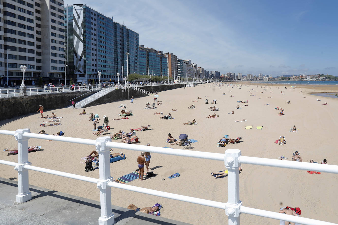 Los asturianos han aprovechado la llegada del buen tiempo a Gijón y han acudido al principal arenal de la ciudad, la playa de San Lorenzo. 