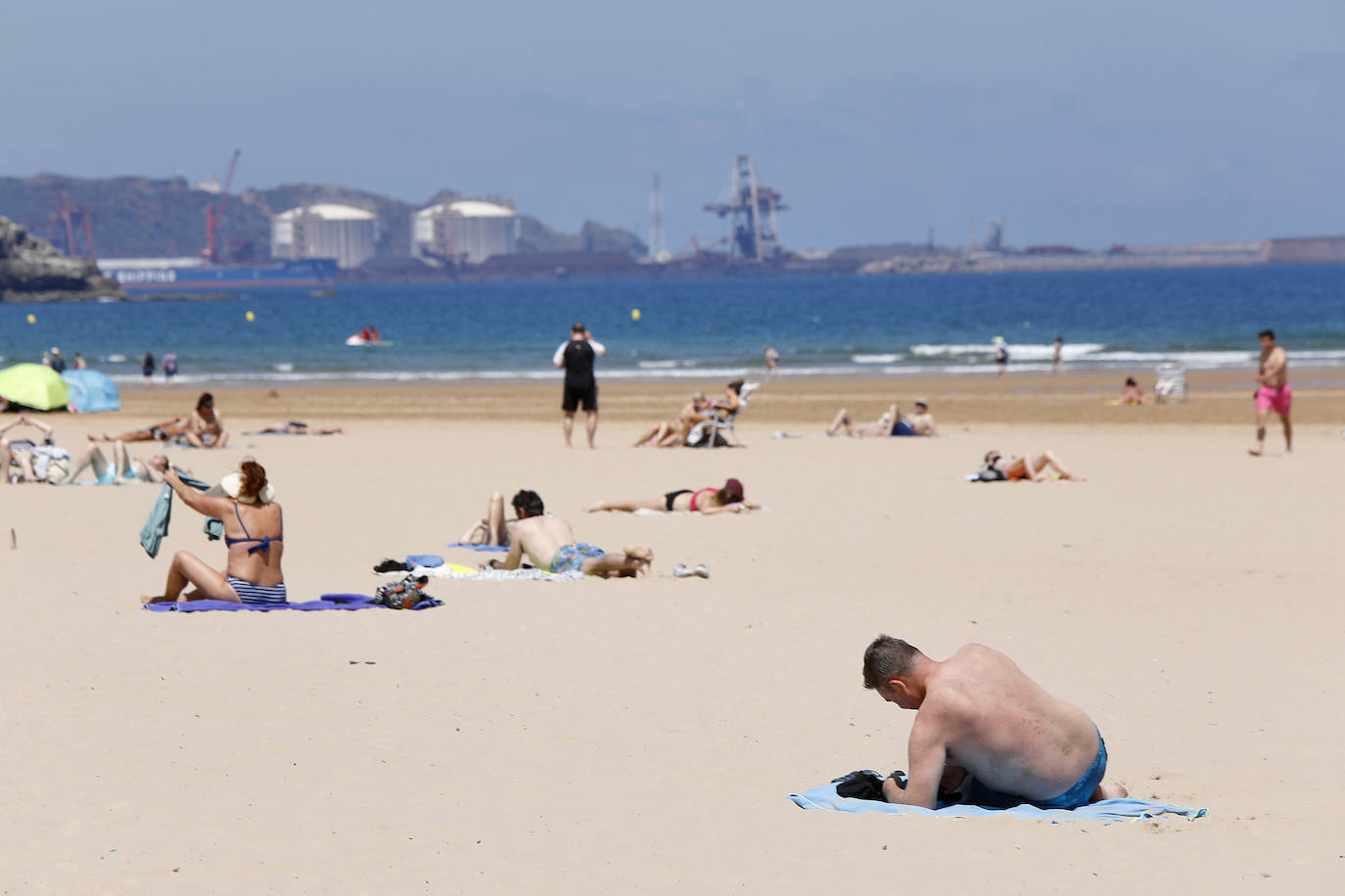 Los asturianos han aprovechado la llegada del buen tiempo a Gijón y han acudido al principal arenal de la ciudad, la playa de San Lorenzo. 