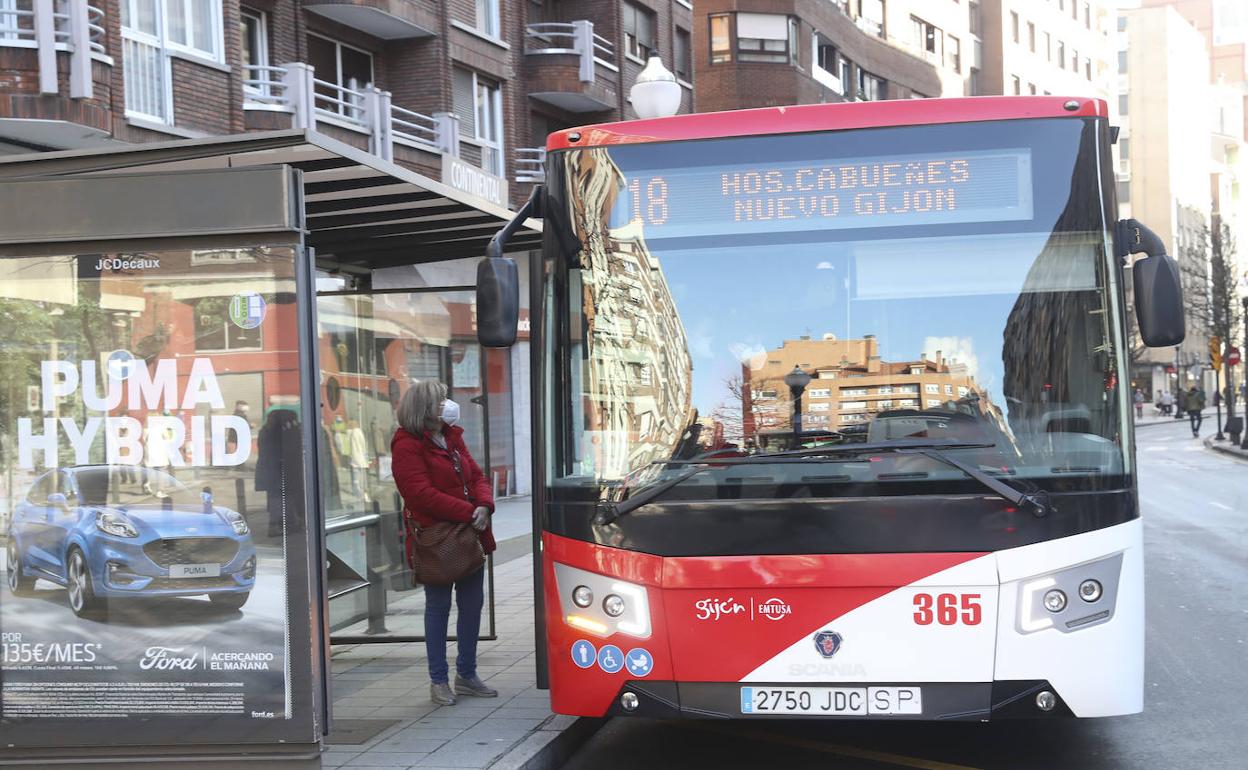 Un autobús de EMTUSA en Gijón.