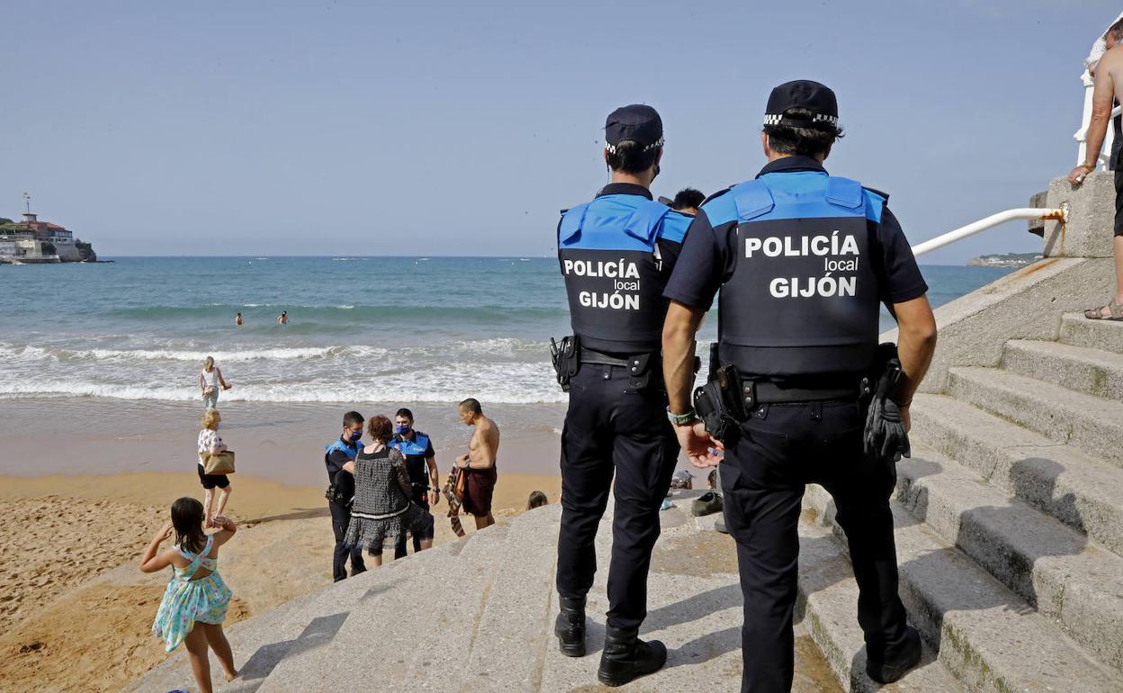 Agentes de la Policía Local de Gijón, en una imagen de archivo 