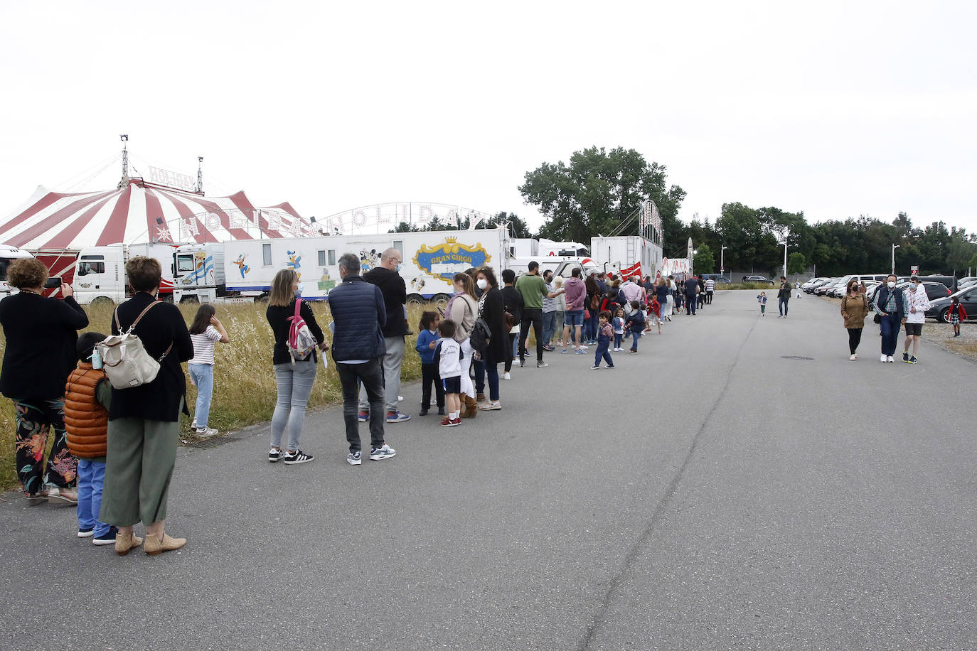 Acostumbrados a pisar un escenario y a actuar prácticamente todos los fines de semana del año, la pandemia les ha frenado en seco ocho meses. Ahora las luces del circo vuelven a encenderse para aflorar en el público la emoción de vivir una experiencia con números nacionales e internacionales, aéreos, malabaristas, equilibristas, payasos... Un circo sin animales. 
