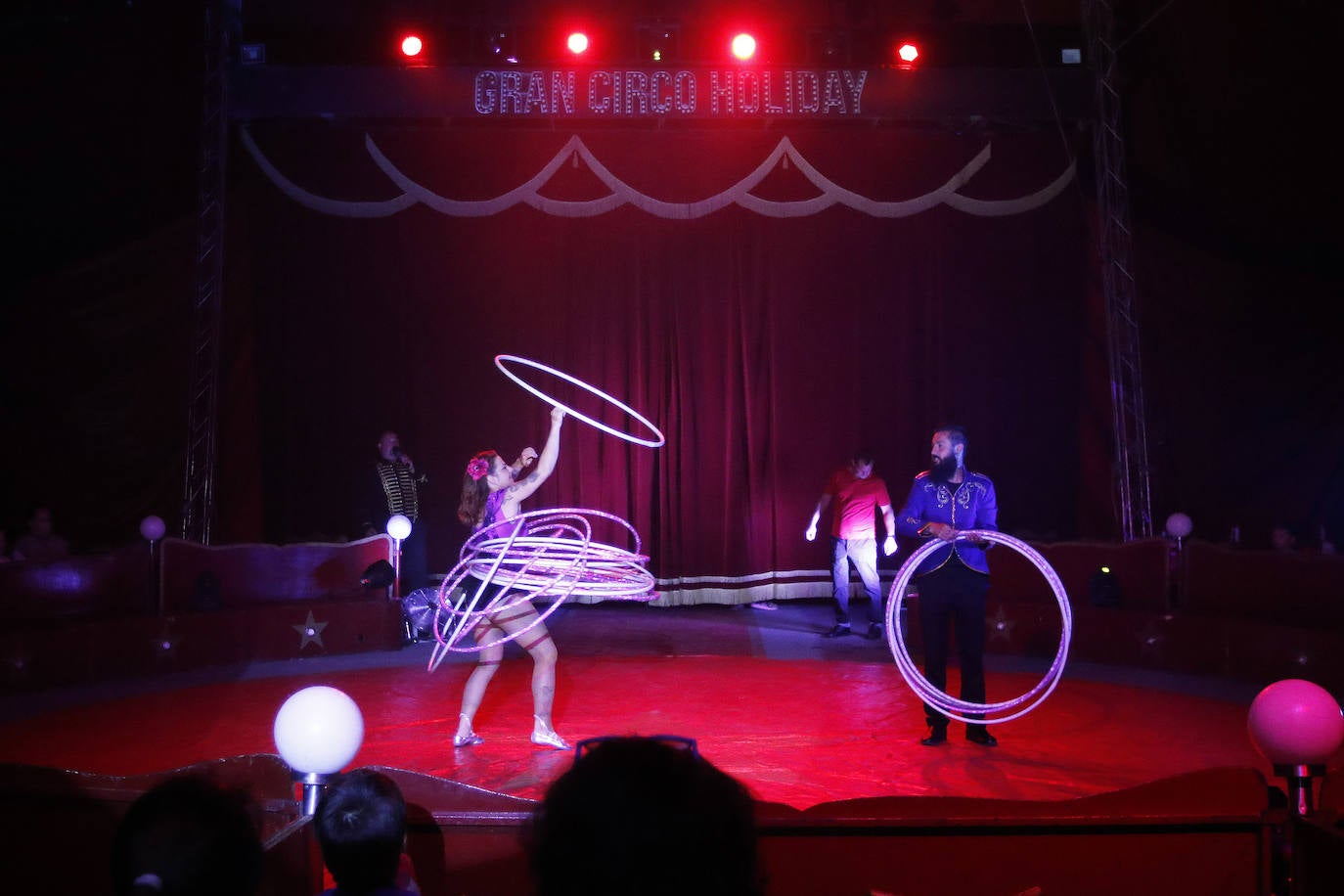 Acostumbrados a pisar un escenario y a actuar prácticamente todos los fines de semana del año, la pandemia les ha frenado en seco ocho meses. Ahora las luces del circo vuelven a encenderse para aflorar en el público la emoción de vivir una experiencia con números nacionales e internacionales, aéreos, malabaristas, equilibristas, payasos... Un circo sin animales. 