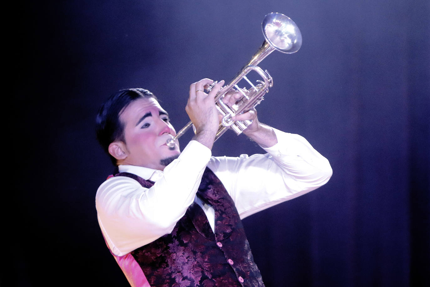 Acostumbrados a pisar un escenario y a actuar prácticamente todos los fines de semana del año, la pandemia les ha frenado en seco ocho meses. Ahora las luces del circo vuelven a encenderse para aflorar en el público la emoción de vivir una experiencia con números nacionales e internacionales, aéreos, malabaristas, equilibristas, payasos... Un circo sin animales. 