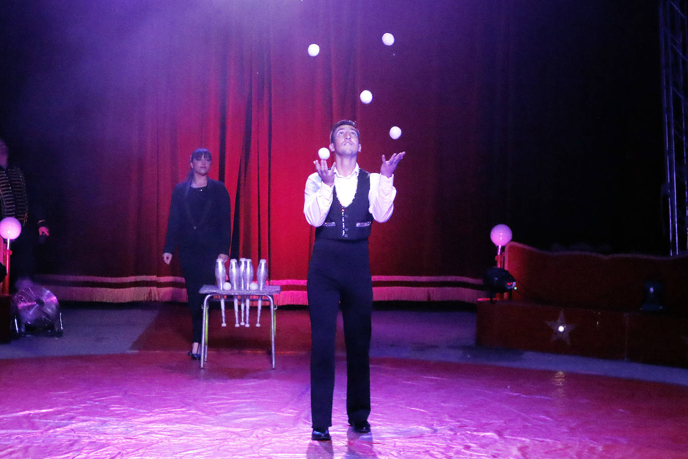 Acostumbrados a pisar un escenario y a actuar prácticamente todos los fines de semana del año, la pandemia les ha frenado en seco ocho meses. Ahora las luces del circo vuelven a encenderse para aflorar en el público la emoción de vivir una experiencia con números nacionales e internacionales, aéreos, malabaristas, equilibristas, payasos... Un circo sin animales. 