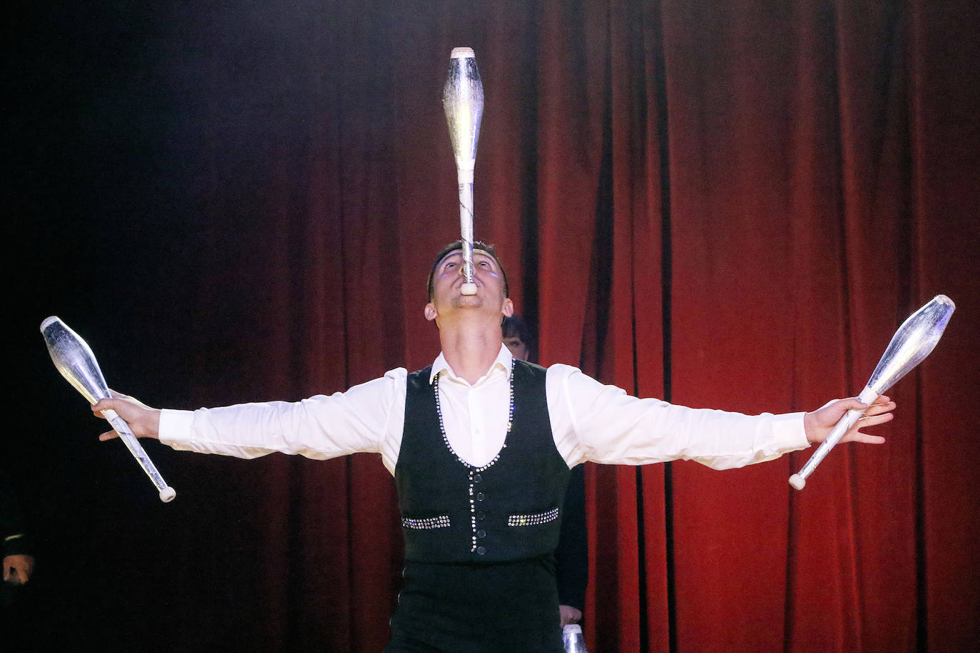 Acostumbrados a pisar un escenario y a actuar prácticamente todos los fines de semana del año, la pandemia les ha frenado en seco ocho meses. Ahora las luces del circo vuelven a encenderse para aflorar en el público la emoción de vivir una experiencia con números nacionales e internacionales, aéreos, malabaristas, equilibristas, payasos... Un circo sin animales. 