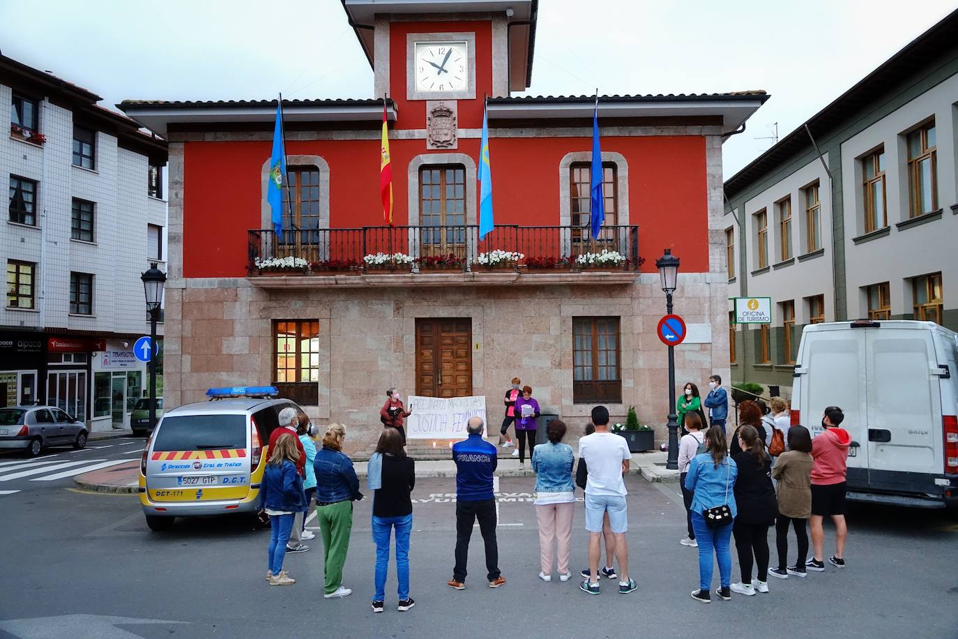 Las concentraciones en repulsa del asesinato a manos de su padre de la pequeña Olivia y de la desaparición de su hermana Anna se han sucedido a lo largo de los principales municipios de Asturias. Los manifestantes también han mostrado su repulsa ante el asesinato de Rocío, después de que su expareja y padre de su bebé de cuatro meses, confesase haberla matado. 