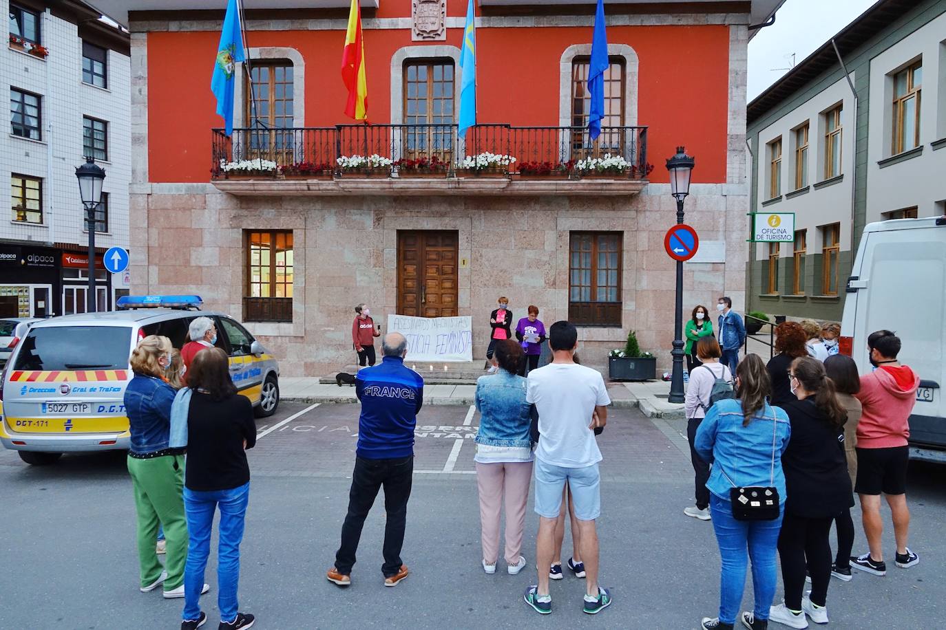 Las concentraciones en repulsa del asesinato a manos de su padre de la pequeña Olivia y de la desaparición de su hermana Anna se han sucedido a lo largo de los principales municipios de Asturias. Los manifestantes también han mostrado su repulsa ante el asesinato de Rocío, después de que su expareja y padre de su bebé de cuatro meses, confesase haberla matado. 