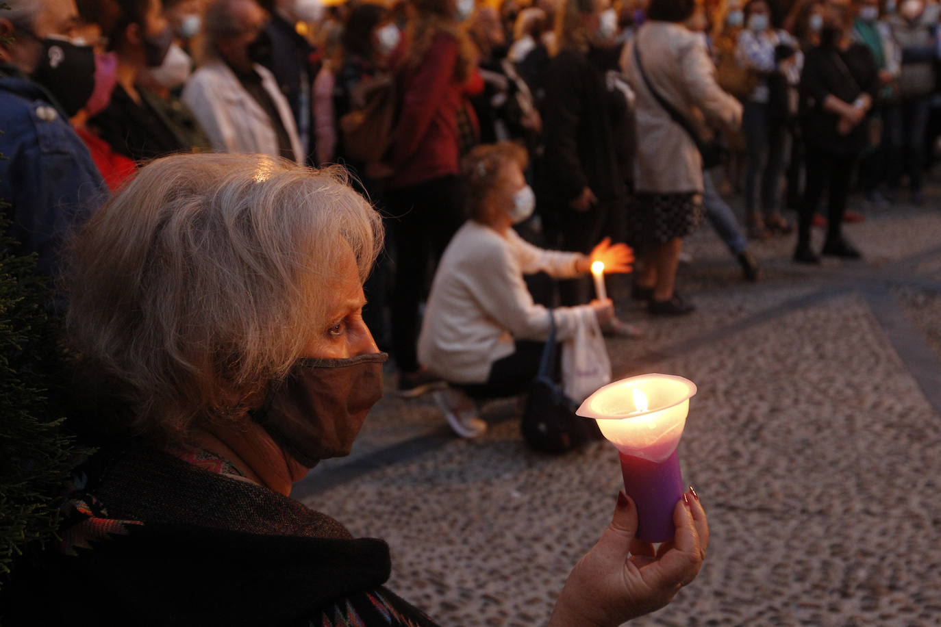 La pena más profunda, la rabia más absoluta, la repulsa más contundente. Cientos de asturianos iluminaron ayer con velas las calles de Avilés, Corvera, Castrillón, Gijón, Siero, Oviedo, Cabrales, Cangas de Onís, Piloña, Ribadesella, Llanes, Parres, Ribadedeva, Colunga, Villaviciosa, Bimenes, Langreo, Mieres, Lena, Navia, La Caridad, Grado, Nava, Sariego y San Martín del Rey Aurelio para homenajear a las niñas de Tenerife, condenar los últimos crímenes de violencia machista y vicaria y pedir el fin de esta lacra, que en lo que va de año ha acabado con la vida de 18 mujeres, al confirmarse que la muerte de la joven sevillana Rocío C. P. fue un crimen machista. 