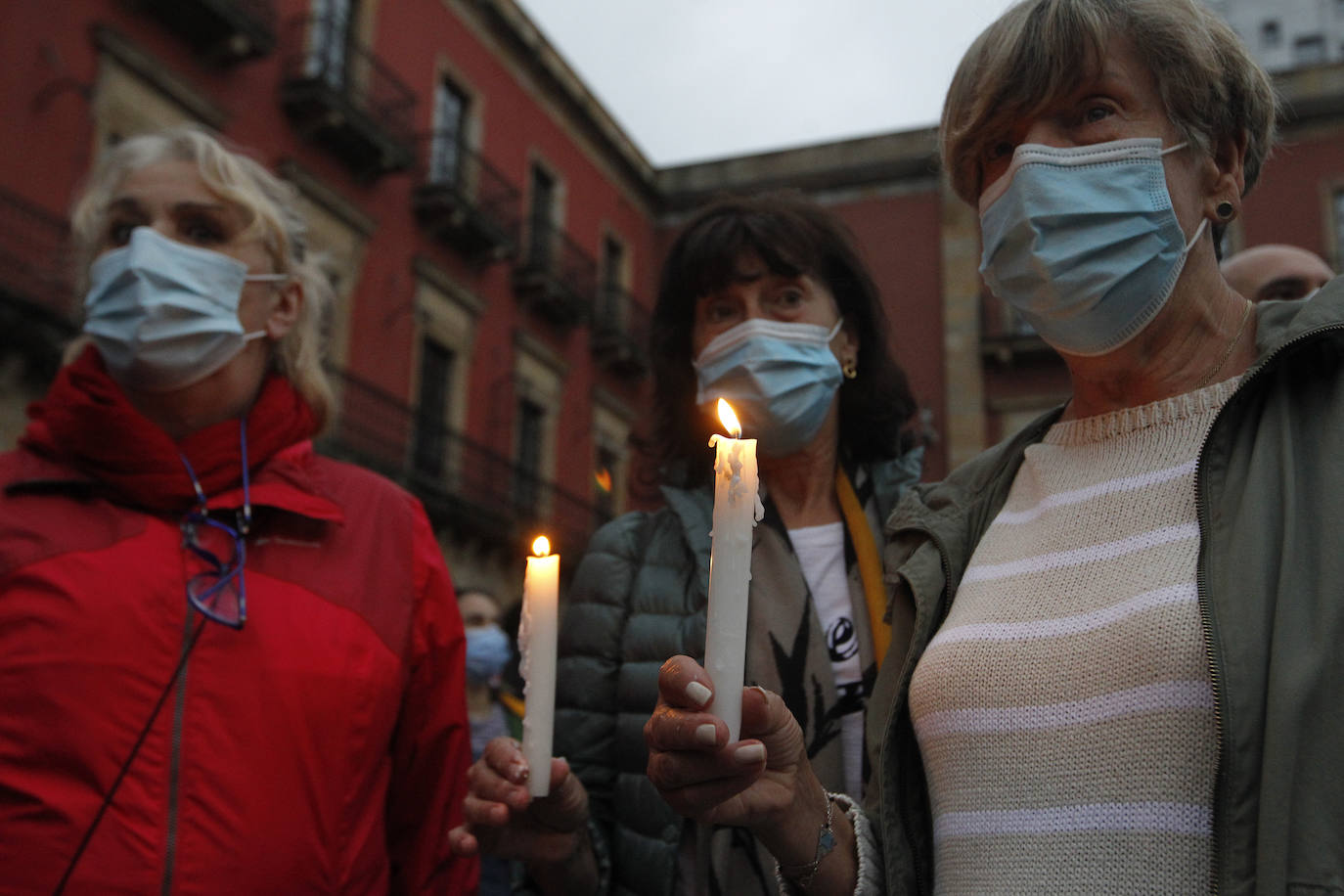 La pena más profunda, la rabia más absoluta, la repulsa más contundente. Cientos de asturianos iluminaron ayer con velas las calles de Avilés, Corvera, Castrillón, Gijón, Siero, Oviedo, Cabrales, Cangas de Onís, Piloña, Ribadesella, Llanes, Parres, Ribadedeva, Colunga, Villaviciosa, Bimenes, Langreo, Mieres, Lena, Navia, La Caridad, Grado, Nava, Sariego y San Martín del Rey Aurelio para homenajear a las niñas de Tenerife, condenar los últimos crímenes de violencia machista y vicaria y pedir el fin de esta lacra, que en lo que va de año ha acabado con la vida de 18 mujeres, al confirmarse que la muerte de la joven sevillana Rocío C. P. fue un crimen machista. 