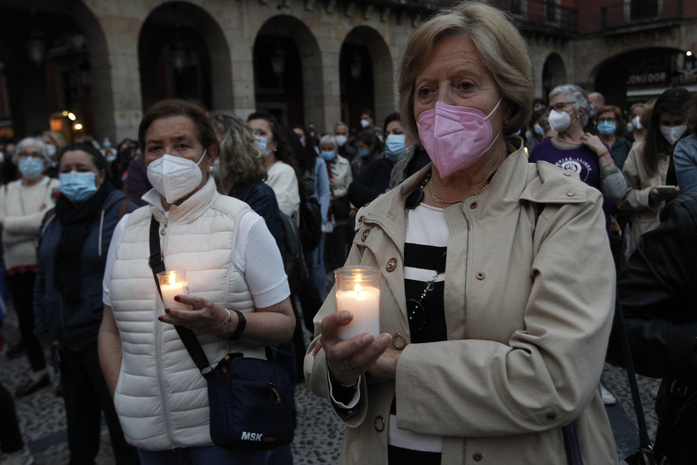 La pena más profunda, la rabia más absoluta, la repulsa más contundente. Cientos de asturianos iluminaron ayer con velas las calles de Avilés, Corvera, Castrillón, Gijón, Siero, Oviedo, Cabrales, Cangas de Onís, Piloña, Ribadesella, Llanes, Parres, Ribadedeva, Colunga, Villaviciosa, Bimenes, Langreo, Mieres, Lena, Navia, La Caridad, Grado, Nava, Sariego y San Martín del Rey Aurelio para homenajear a las niñas de Tenerife, condenar los últimos crímenes de violencia machista y vicaria y pedir el fin de esta lacra, que en lo que va de año ha acabado con la vida de 18 mujeres, al confirmarse que la muerte de la joven sevillana Rocío C. P. fue un crimen machista. 