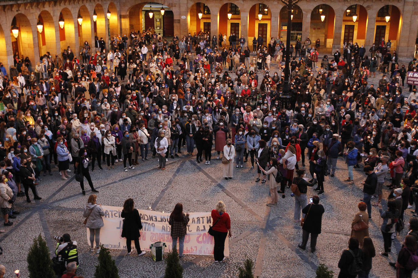 La pena más profunda, la rabia más absoluta, la repulsa más contundente. Cientos de asturianos iluminaron ayer con velas las calles de Avilés, Corvera, Castrillón, Gijón, Siero, Oviedo, Cabrales, Cangas de Onís, Piloña, Ribadesella, Llanes, Parres, Ribadedeva, Colunga, Villaviciosa, Bimenes, Langreo, Mieres, Lena, Navia, La Caridad, Grado, Nava, Sariego y San Martín del Rey Aurelio para homenajear a las niñas de Tenerife, condenar los últimos crímenes de violencia machista y vicaria y pedir el fin de esta lacra, que en lo que va de año ha acabado con la vida de 18 mujeres, al confirmarse que la muerte de la joven sevillana Rocío C. P. fue un crimen machista.