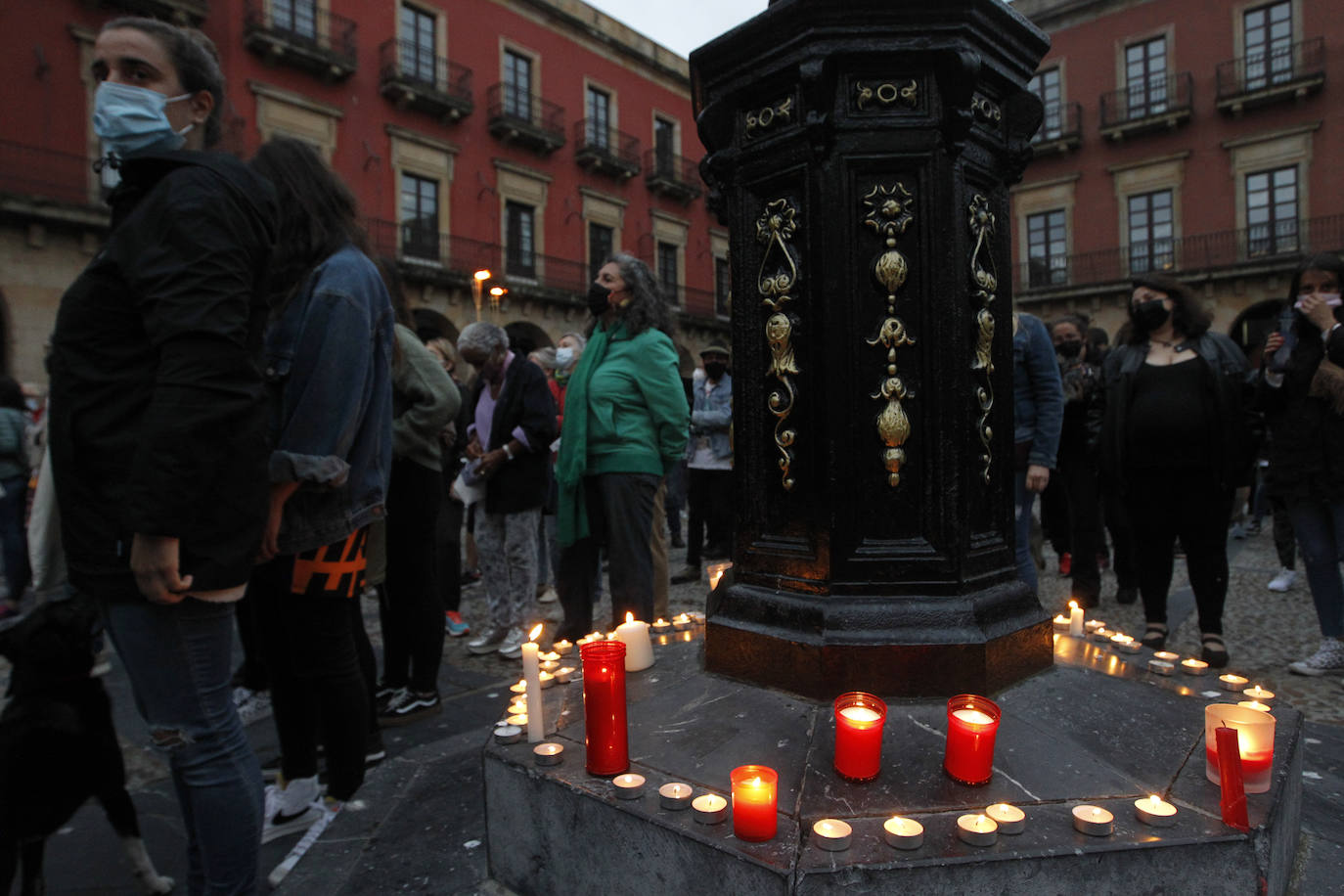 La pena más profunda, la rabia más absoluta, la repulsa más contundente. Cientos de asturianos iluminaron ayer con velas las calles de Avilés, Corvera, Castrillón, Gijón, Siero, Oviedo, Cabrales, Cangas de Onís, Piloña, Ribadesella, Llanes, Parres, Ribadedeva, Colunga, Villaviciosa, Bimenes, Langreo, Mieres, Lena, Navia, La Caridad, Grado, Nava, Sariego y San Martín del Rey Aurelio para homenajear a las niñas de Tenerife, condenar los últimos crímenes de violencia machista y vicaria y pedir el fin de esta lacra, que en lo que va de año ha acabado con la vida de 18 mujeres, al confirmarse que la muerte de la joven sevillana Rocío C. P. fue un crimen machista.