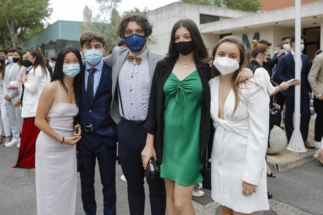 Los alumnos de Gijón están viviendo una de las jornadas más emotivas de su vida académica. Este viernes, una vez pasada la EBAU, se celebran las graduaciones de centros como el IES Padre Feijoo, el colegio Montedeva, el DODEMA o e IES Calderón de la Barca. 