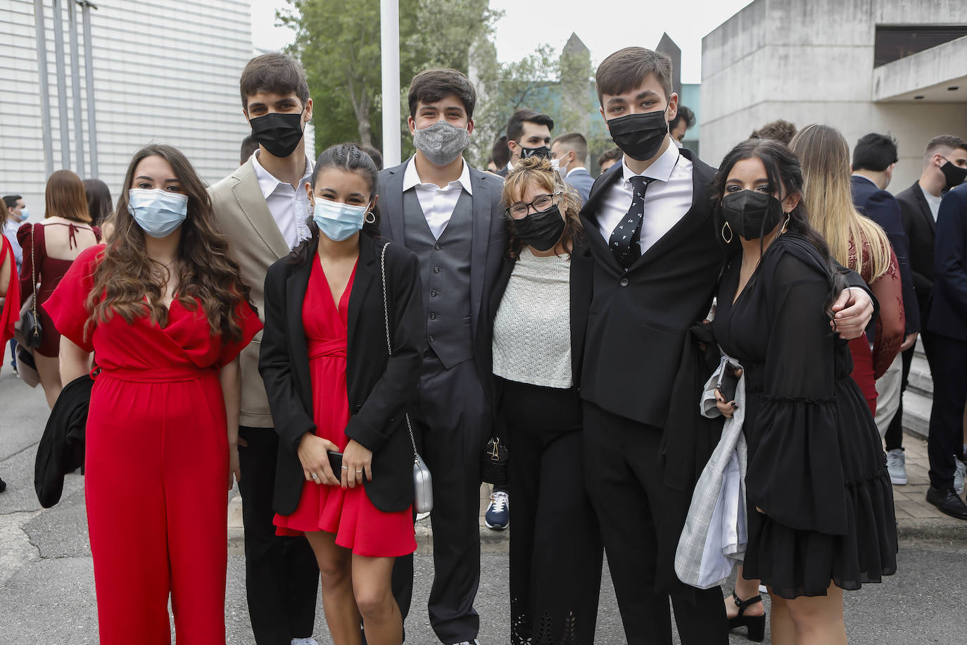 Los alumnos de Gijón están viviendo una de las jornadas más emotivas de su vida académica. Este viernes, una vez pasada la EBAU, se celebran las graduaciones de centros como el IES Padre Feijoo, el colegio Montedeva, el DODEMA o e IES Calderón de la Barca. 