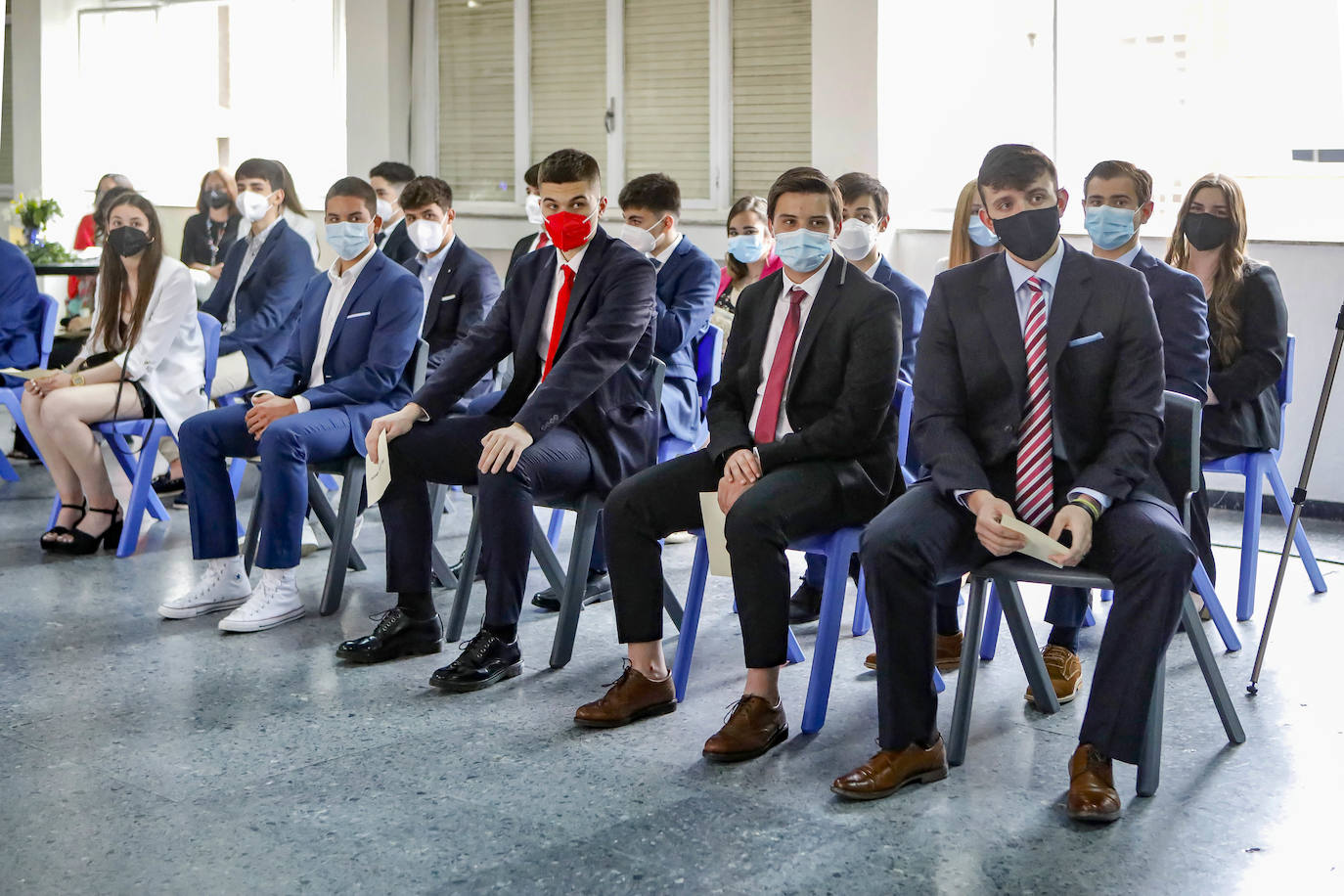 Los alumnos de Gijón están viviendo una de las jornadas más emotivas de su vida académica. Este viernes, una vez pasada la EBAU, se celebran las graduaciones de centros como el IES Padre Feijoo, el colegio Montedeva, el DODEMA o e IES Calderón de la Barca. 