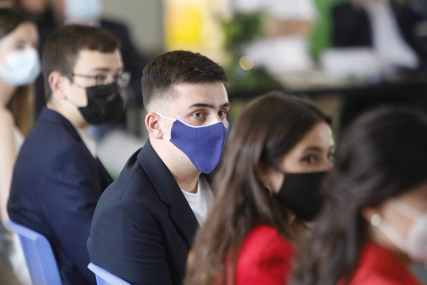 Los alumnos de Gijón están viviendo una de las jornadas más emotivas de su vida académica. Este viernes, una vez pasada la EBAU, se celebran las graduaciones de centros como el IES Padre Feijoo, el colegio Montedeva, el DODEMA o e IES Calderón de la Barca. 