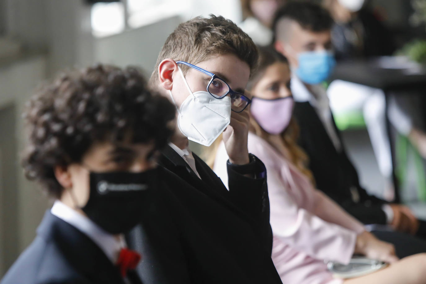 Los alumnos de Gijón están viviendo una de las jornadas más emotivas de su vida académica. Este viernes, una vez pasada la EBAU, se celebran las graduaciones de centros como el IES Padre Feijoo, el colegio Montedeva, el DODEMA o e IES Calderón de la Barca. 