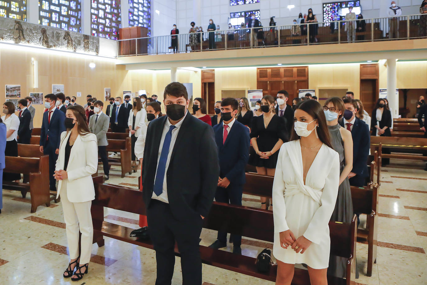 Los alumnos de Gijón están viviendo una de las jornadas más emotivas de su vida académica. Este viernes, una vez pasada la EBAU, se celebran las graduaciones de centros como el IES Padre Feijoo, el colegio Montedeva, el DODEMA o e IES Calderón de la Barca. 