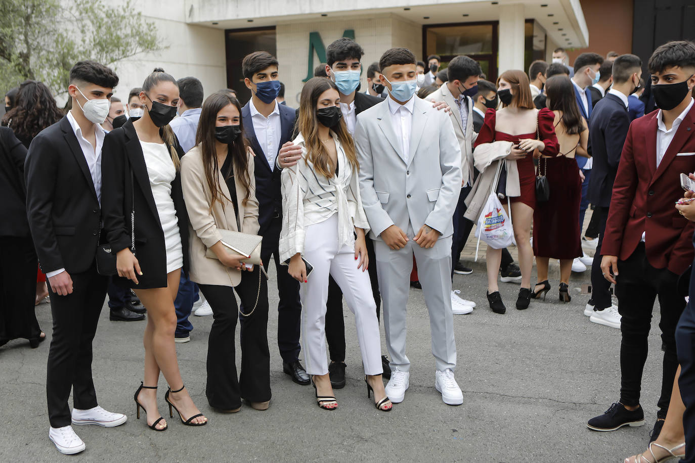 Los alumnos de Gijón están viviendo una de las jornadas más emotivas de su vida académica. Este viernes, una vez pasada la EBAU, se celebran las graduaciones de centros como el IES Padre Feijoo, el colegio Montedeva, el DODEMA o e IES Calderón de la Barca. 