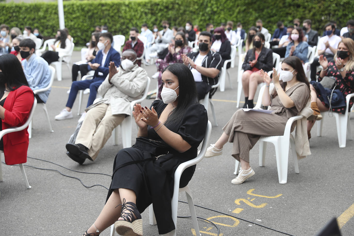 Los alumnos de Gijón están viviendo una de las jornadas más emotivas de su vida académica. Este viernes, una vez pasada la EBAU, se celebran las graduaciones de centros como el IES Padre Feijoo, el colegio Montedeva, el DODEMA o e IES Calderón de la Barca. 