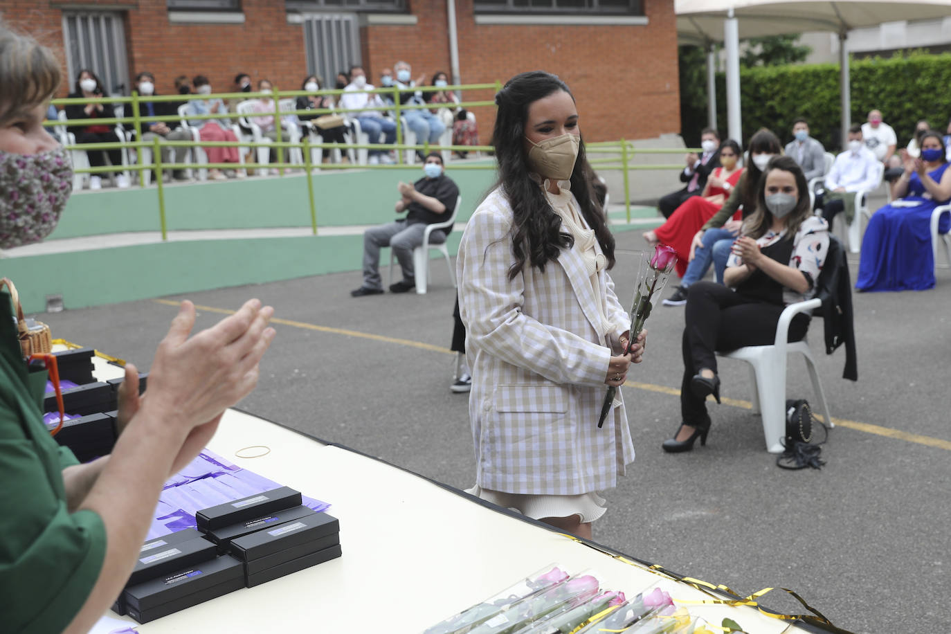 Los alumnos de Gijón están viviendo una de las jornadas más emotivas de su vida académica. Este viernes, una vez pasada la EBAU, se celebran las graduaciones de centros como el IES Padre Feijoo, el colegio Montedeva, el DODEMA o e IES Calderón de la Barca. 