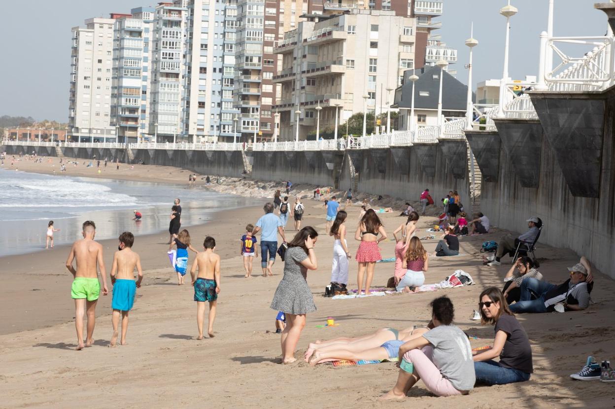 Bañistas en la playa de Salinas disfrutan de una jornada que anticipa el verano. 
