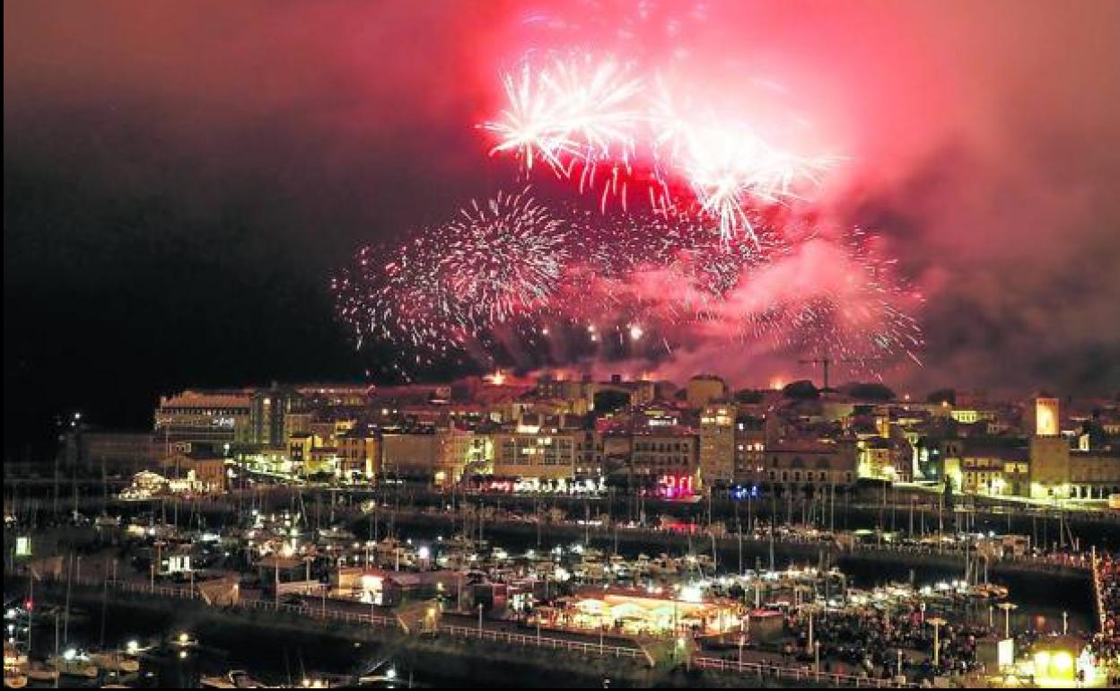 Noche de los fuegos en Gijón