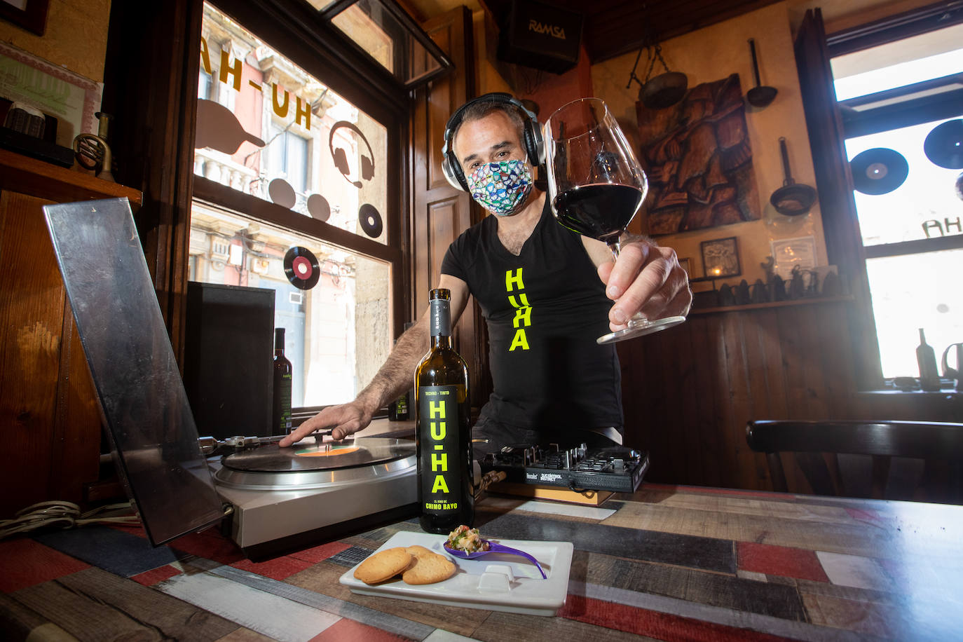 El Famous Wine Festival da el pistoletazo de salida a diez días en los que los vinos de bodegas propiedad de famosos como Sting o Francis Ford Coppola llenarán copas en Avilés y Castrillón.