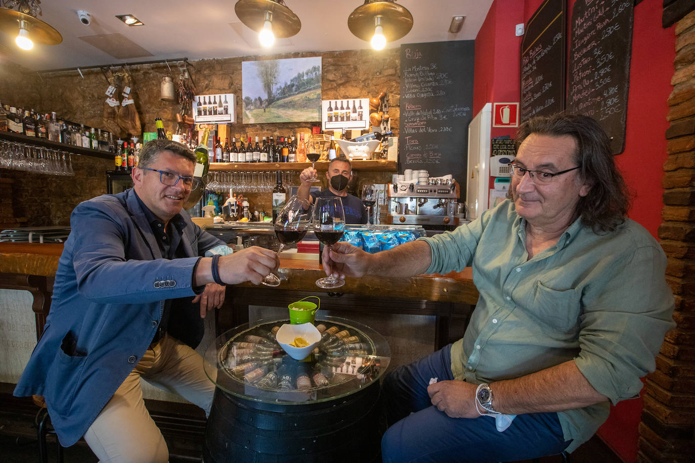 El Famous Wine Festival da el pistoletazo de salida a diez días en los que los vinos de bodegas propiedad de famosos como Sting o Francis Ford Coppola llenarán copas en Avilés y Castrillón.