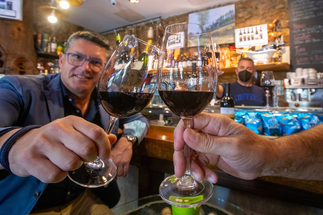 El Famous Wine Festival da el pistoletazo de salida a diez días en los que los vinos de bodegas propiedad de famosos como Sting o Francis Ford Coppola llenarán copas en Avilés y Castrillón.