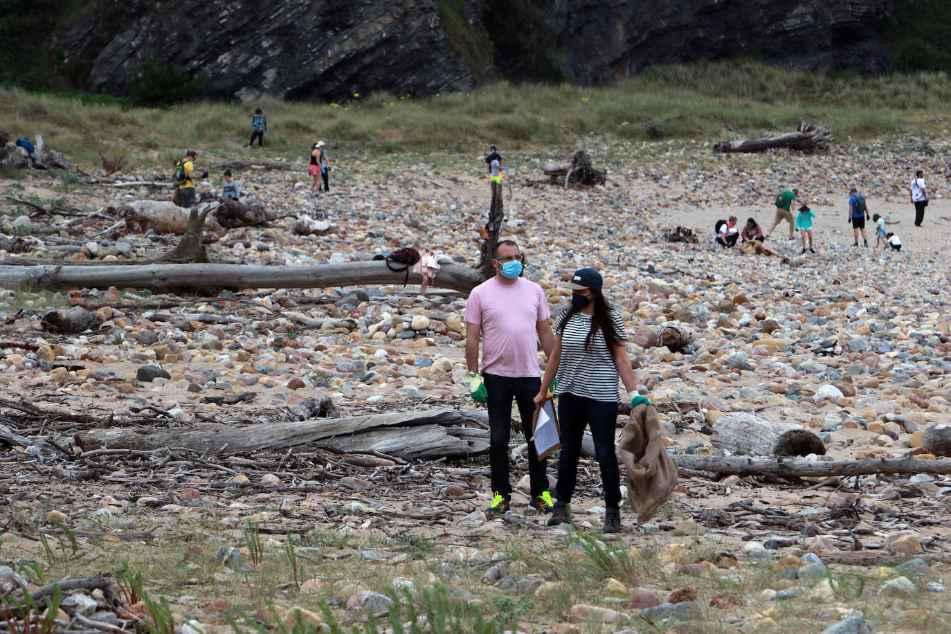 Decenas de personas se han sumado a la lucha contra la 'basuraleza' (los residuos arrojados en plena naturaleza) en el municipio de Gozón a través del proyecto Libera, de Ecoembes y SEO/BirdLife, y 'La cara invisible del planeta'. Esta última iniciativa ha llevado a cabo la limpieza de la playa de Xagó 