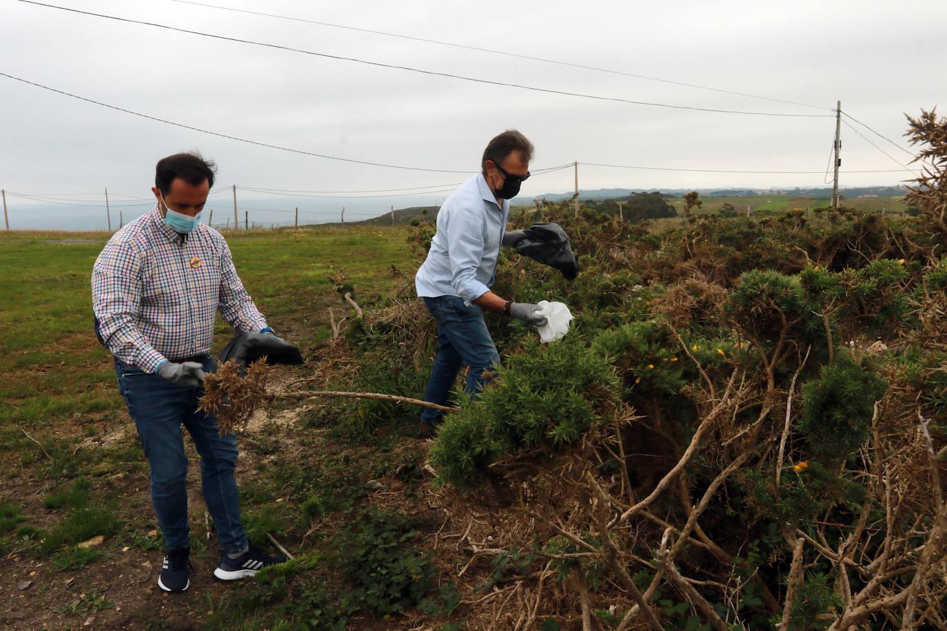 Decenas de personas se han sumado a la lucha contra la 'basuraleza' (los residuos arrojados en plena naturaleza) en el municipio de Gozón a través del proyecto Libera, de Ecoembes y SEO/BirdLife, y 'La cara invisible del planeta'. Esta última iniciativa ha llevado a cabo la limpieza de la playa de Xagó 