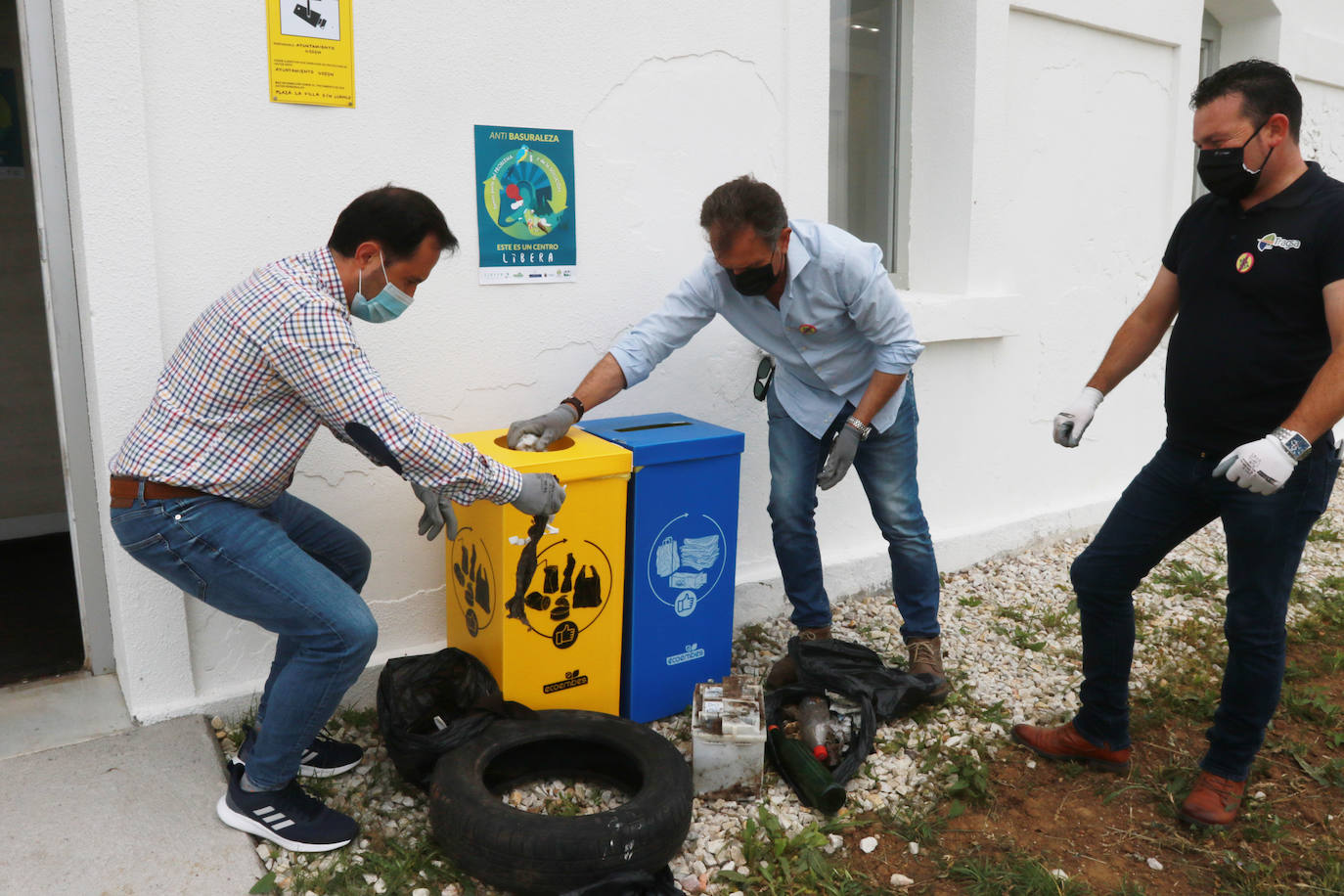 Decenas de personas se han sumado a la lucha contra la 'basuraleza' (los residuos arrojados en plena naturaleza) en el municipio de Gozón a través del proyecto Libera, de Ecoembes y SEO/BirdLife, y 'La cara invisible del planeta'. Esta última iniciativa ha llevado a cabo la limpieza de la playa de Xagó 