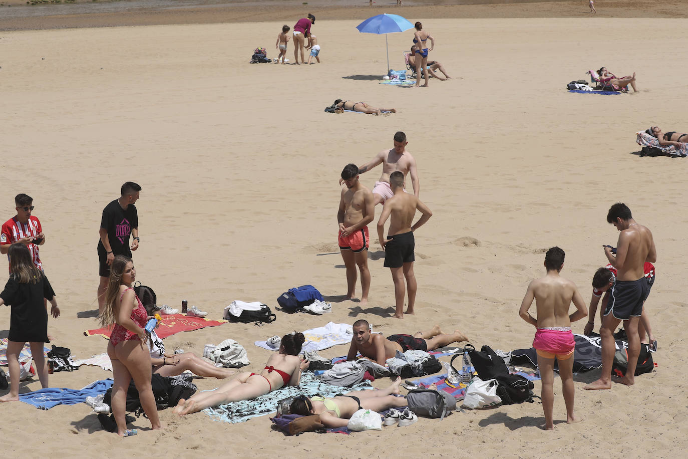 El ha animado a los asturianos a llenar playas y paseos. Por ejemplo, el arenal gijonés de San Lorenzo lucía a rebosar a primera hora de la tarde de este sábado. Pero la situación podrá cambiar drásticamente de cara al domingo, cuando la Agencia Estatal de Meteorología (Aemet) ha lanzado un aviso por la llegada de intensas precipitaciones y granizo a algunas partes de la región 